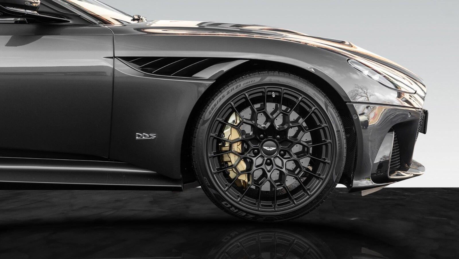 DBS 770 Ultimate Coupe | Titanium  Exhaust