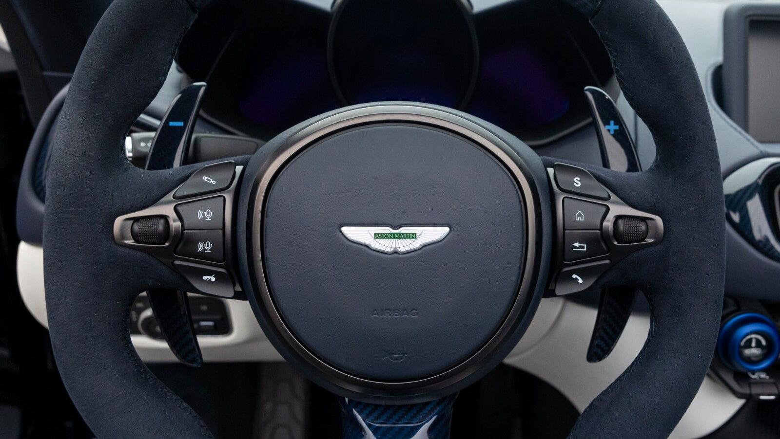 V12 Vantage Roadster | Q - Einzelst&uuml;ck | Blue CF