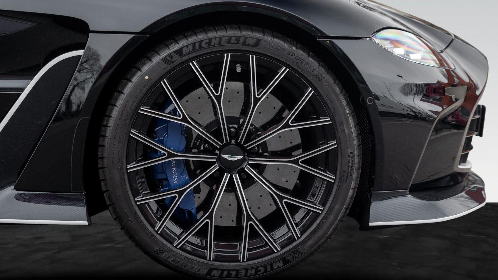 V12 Vantage Roadster | Q - Einzelst&uuml;ck | Blue CF