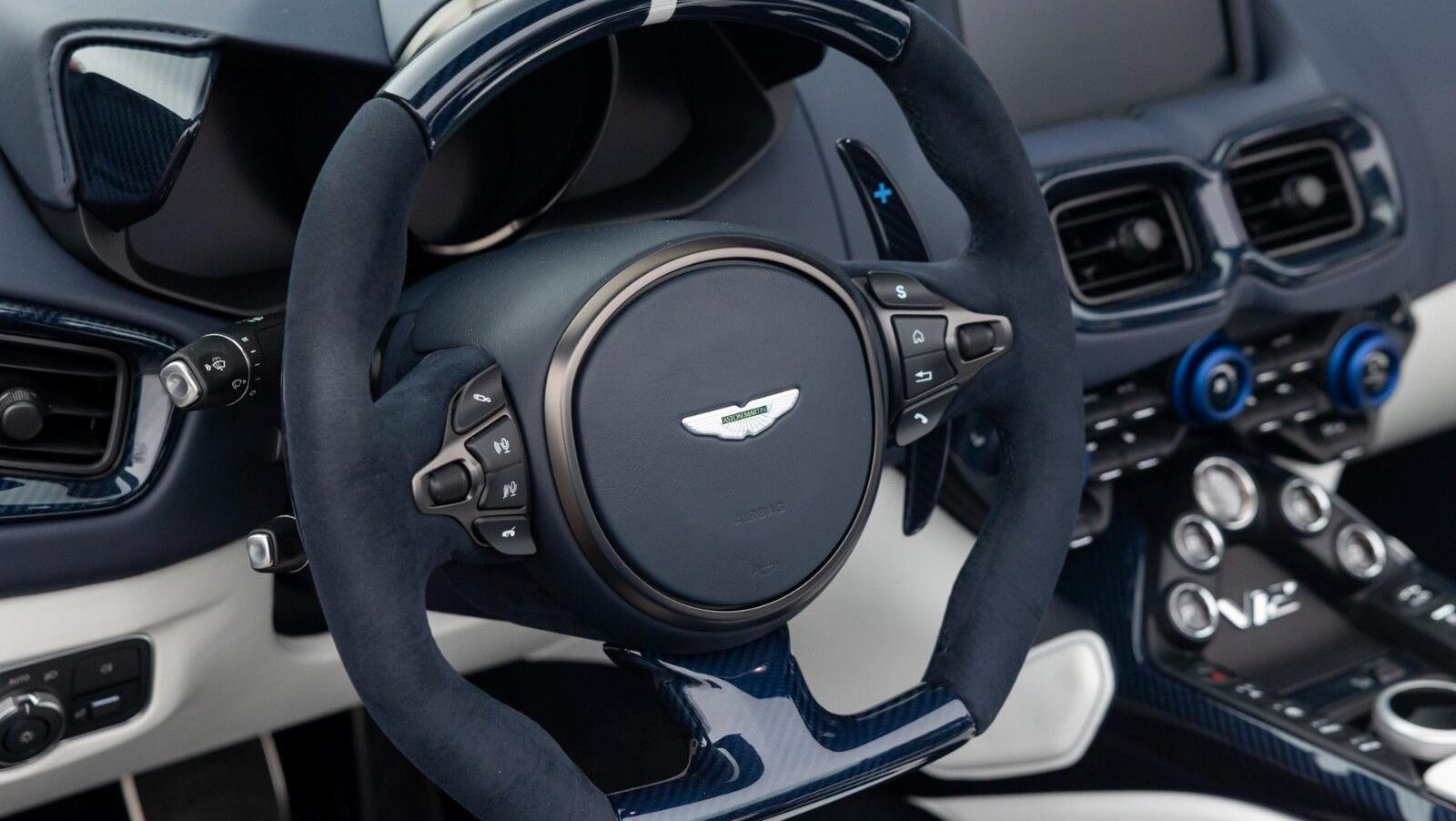 V12 Vantage Roadster | Q - Einzelst&uuml;ck | Blue CF