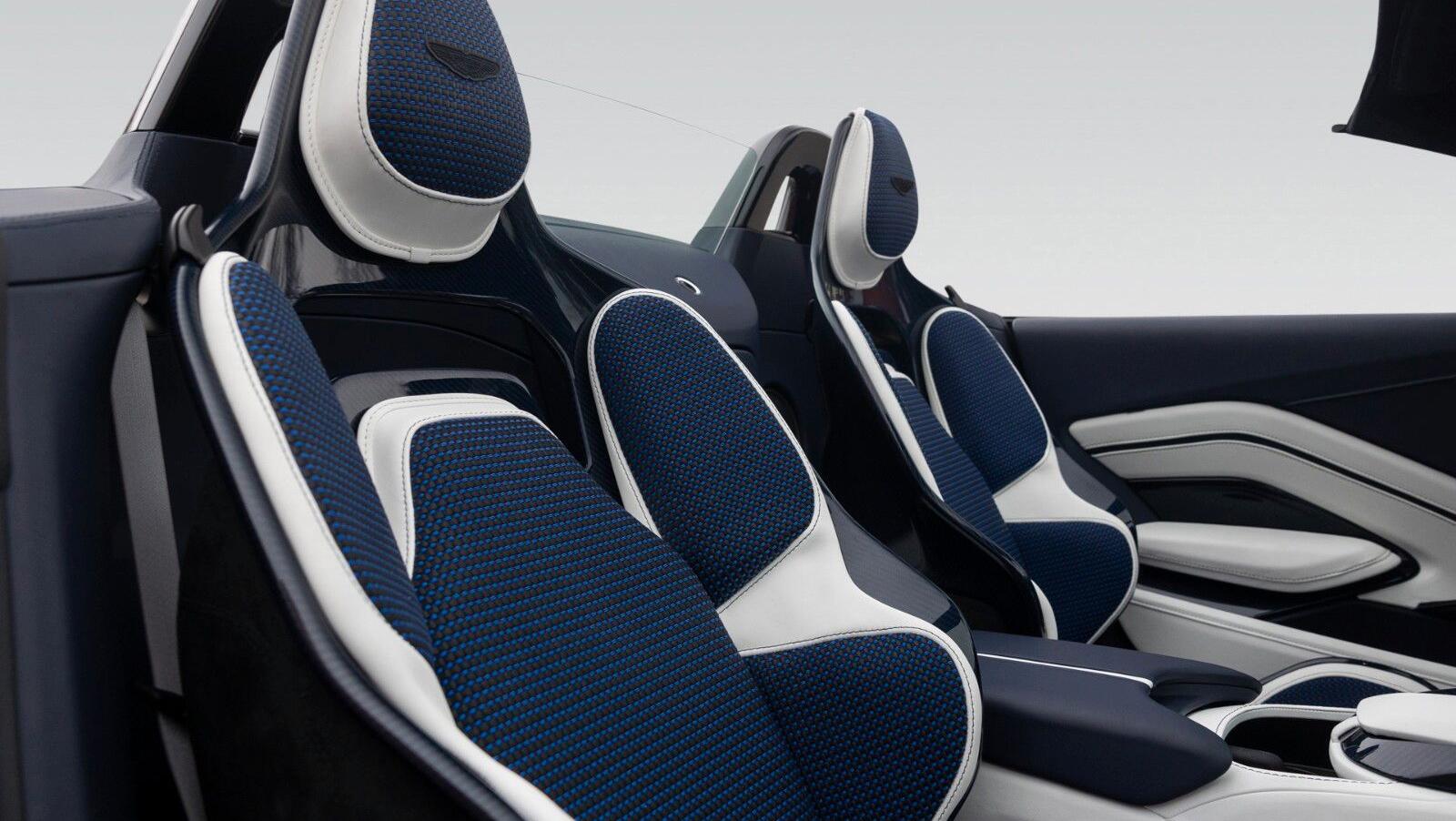 V12 Vantage Roadster | Q - Einzelst&uuml;ck | Blue CF