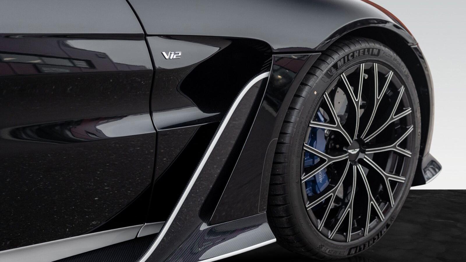 V12 Vantage Roadster | Q - Einzelst&uuml;ck | Blue CF