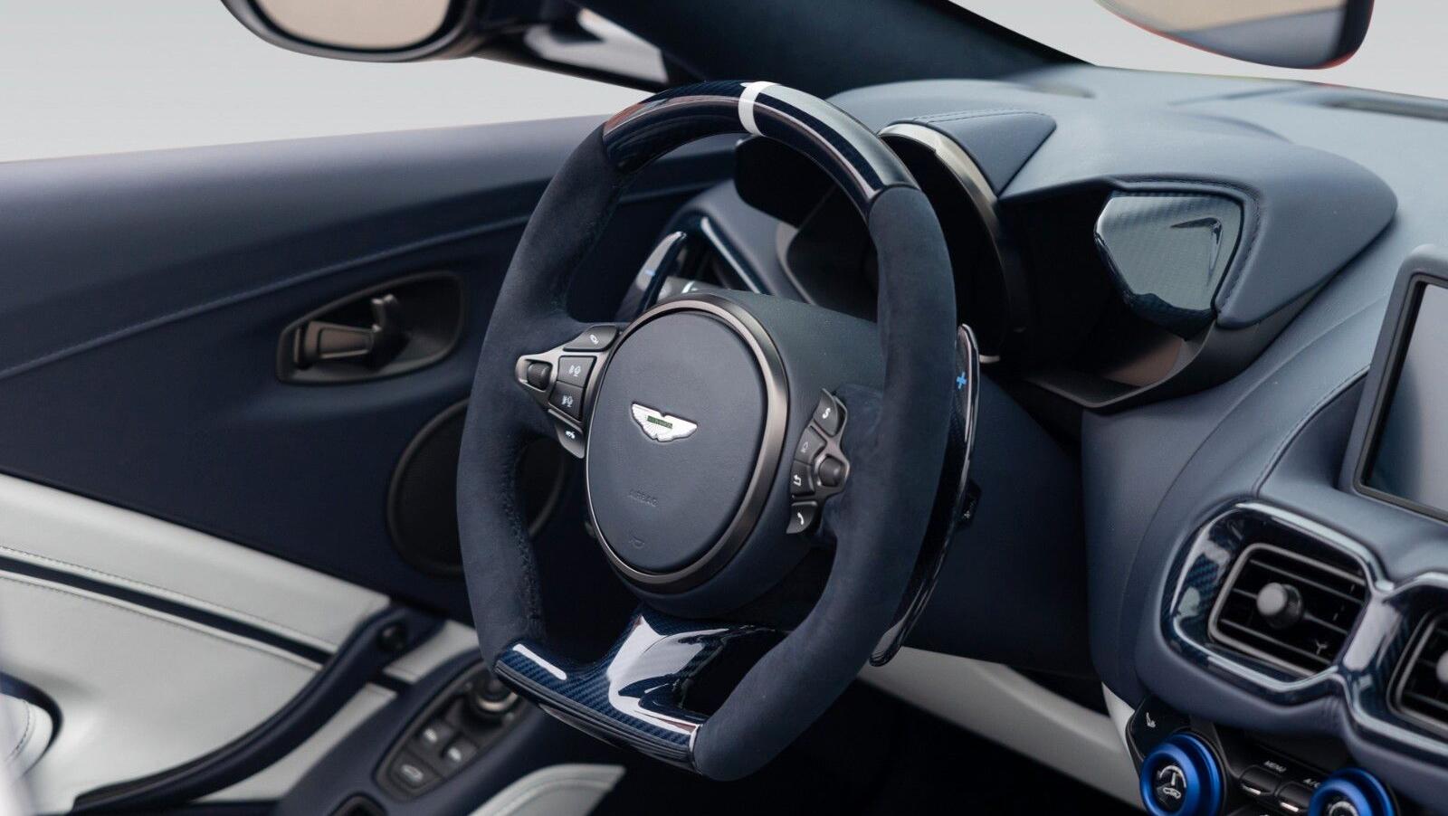 V12 Vantage Roadster | Q - Einzelst&uuml;ck | Blue CF