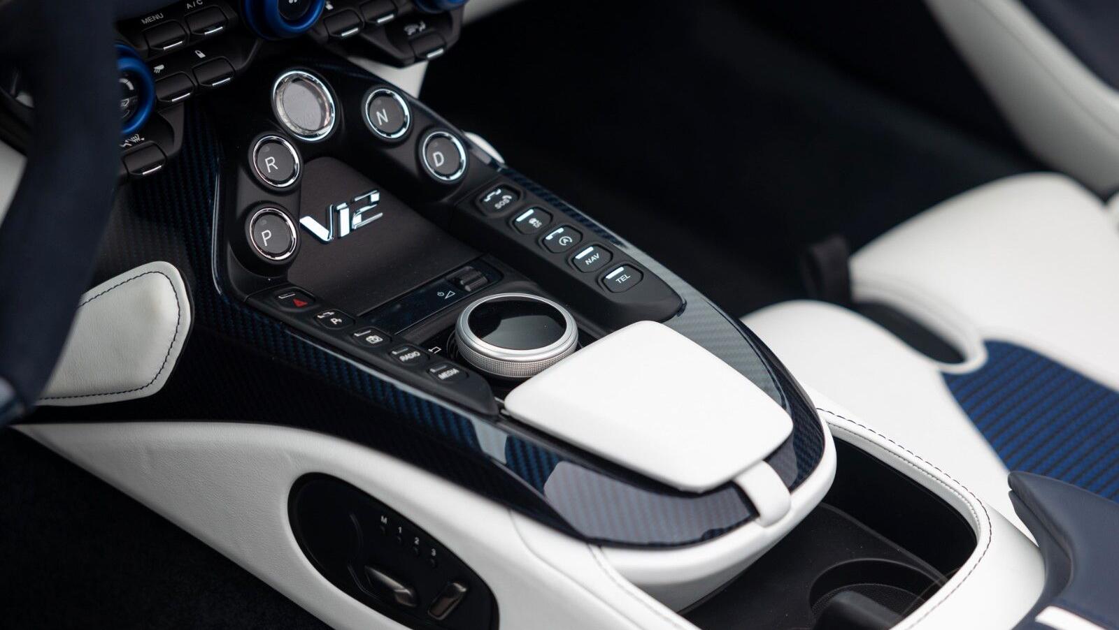 V12 Vantage Roadster | Q - Einzelst&uuml;ck | Blue CF