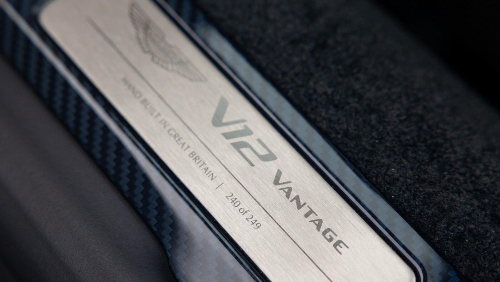 V12 Vantage Roadster | Q - Einzelst&uuml;ck | Blue CF