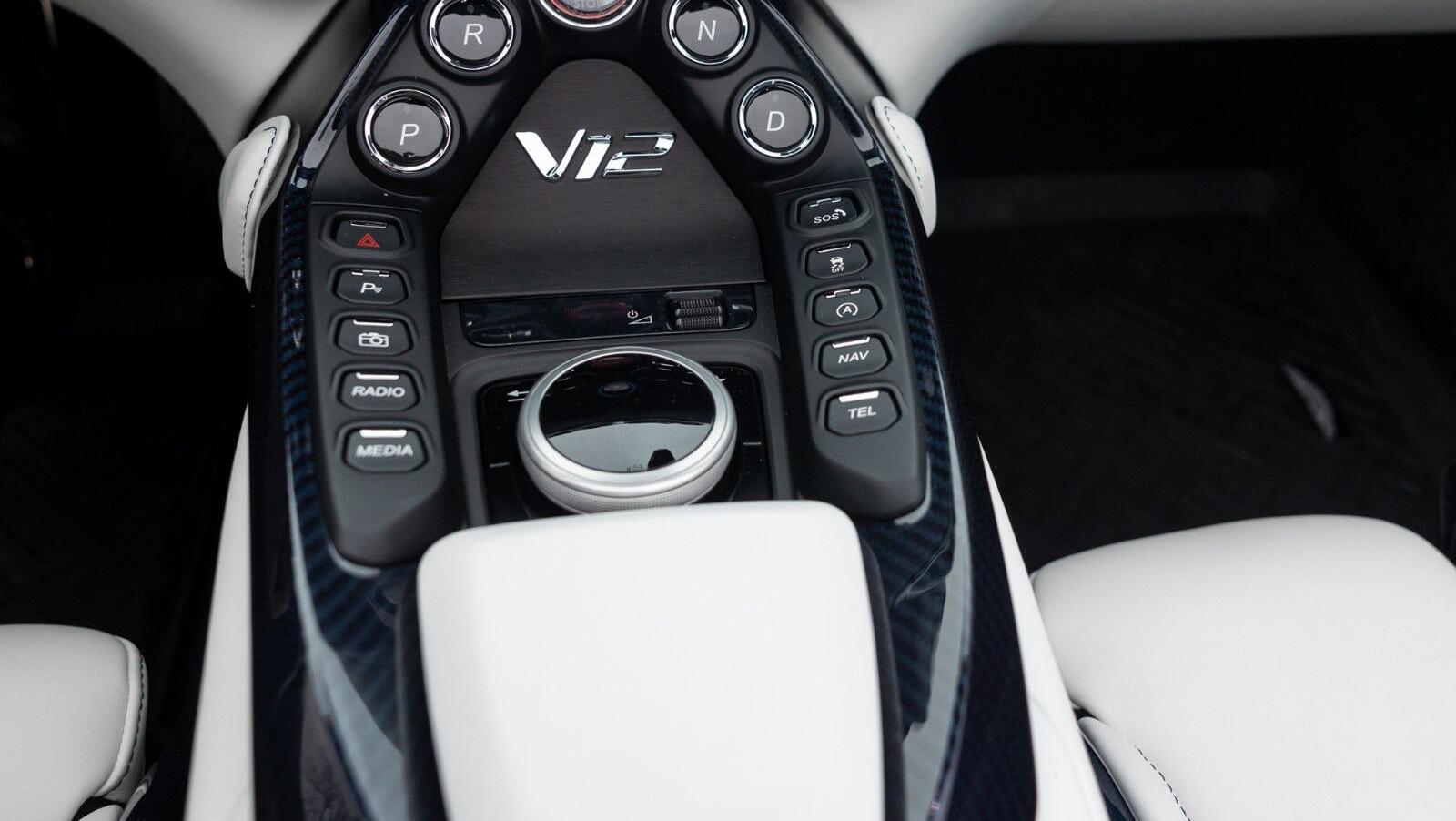 V12 Vantage Roadster | Q - Einzelst&uuml;ck | Blue CF