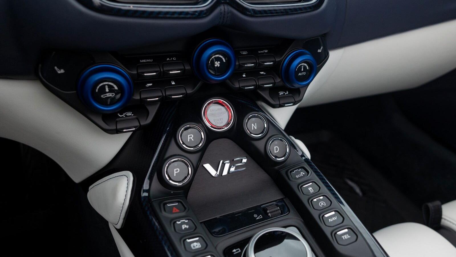 V12 Vantage Roadster | Q - Einzelst&uuml;ck | Blue CF