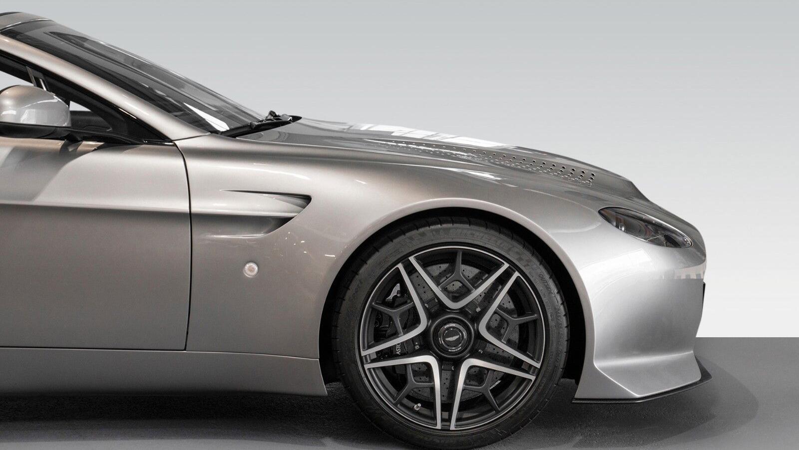 V12 Vantage V600 | 1 of 7