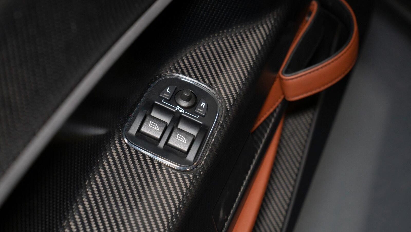 V12 Vantage V600 | 1 of 7