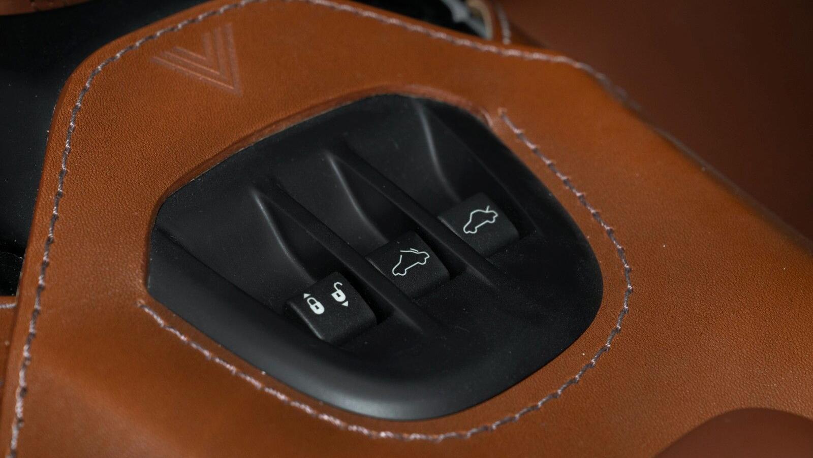 V12 Vantage V600 | 1 of 7