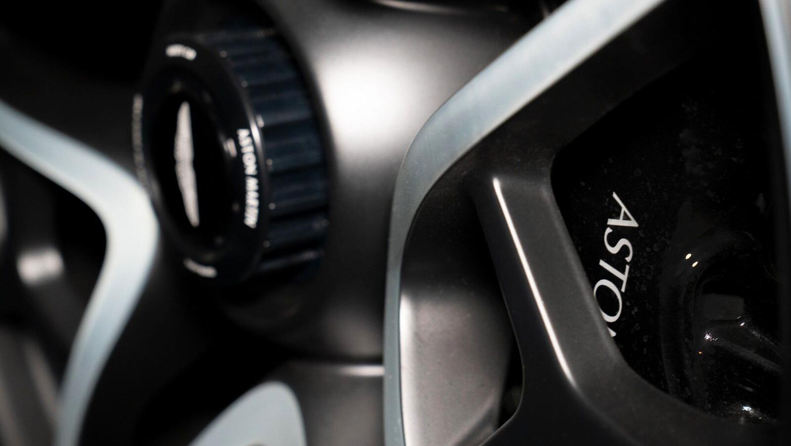 V12 Vantage V600 | 1 of 7