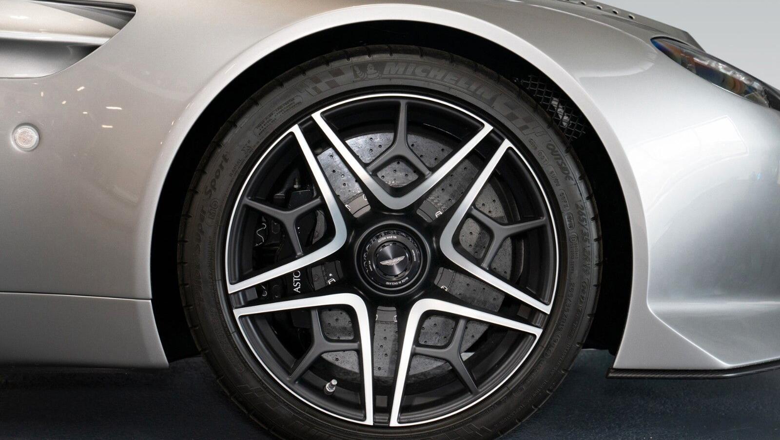 V12 Vantage V600 | 1 of 7