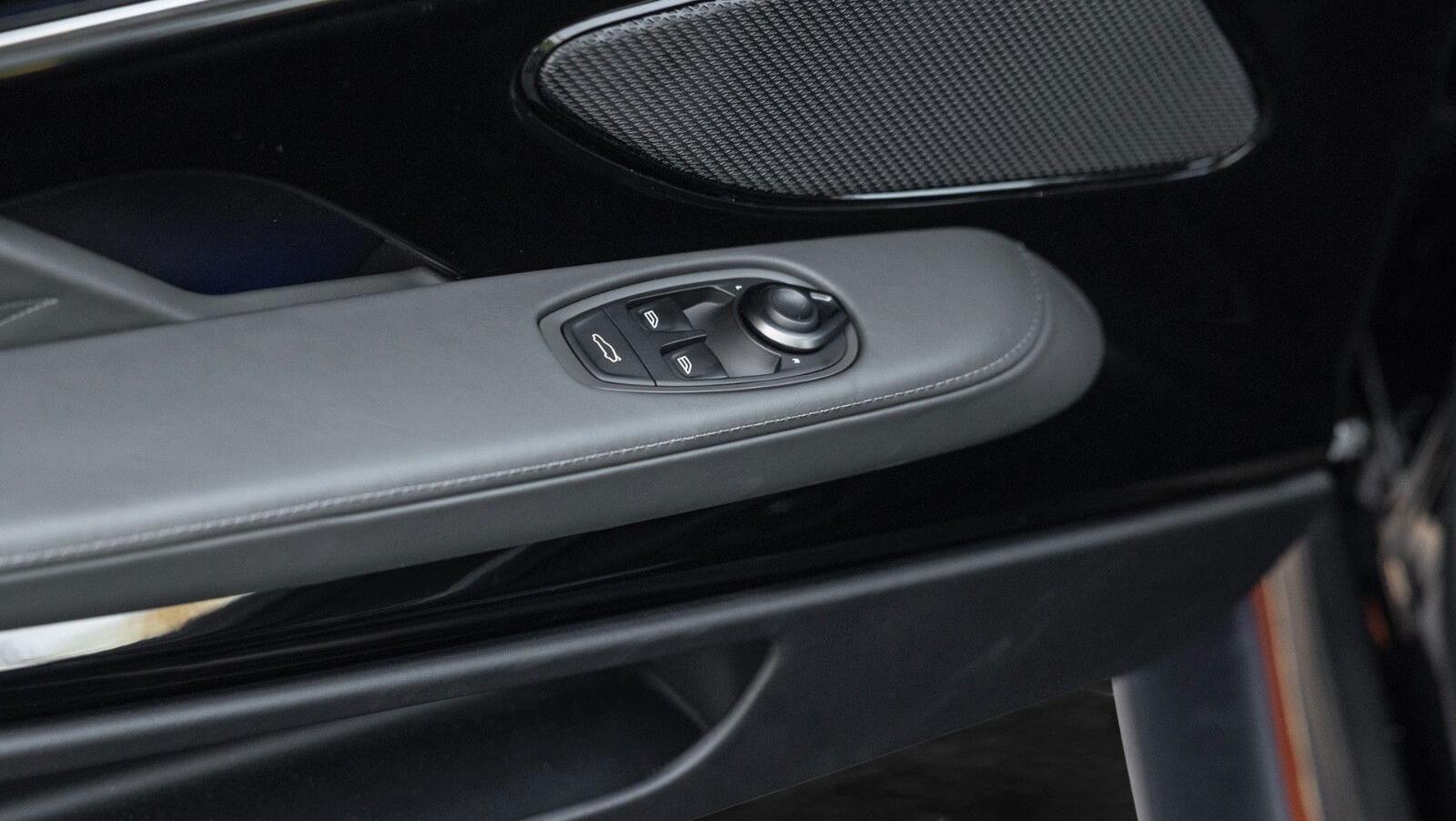 DB12 Volante | Onyx Black | Duotone Interieur