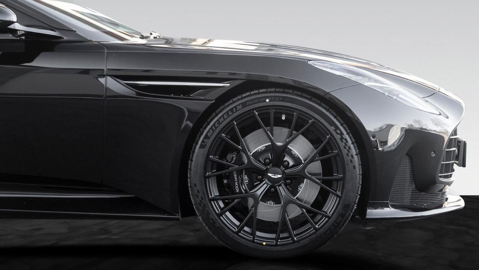 DB12 | Bowers & Wilkins | Int. Carbon