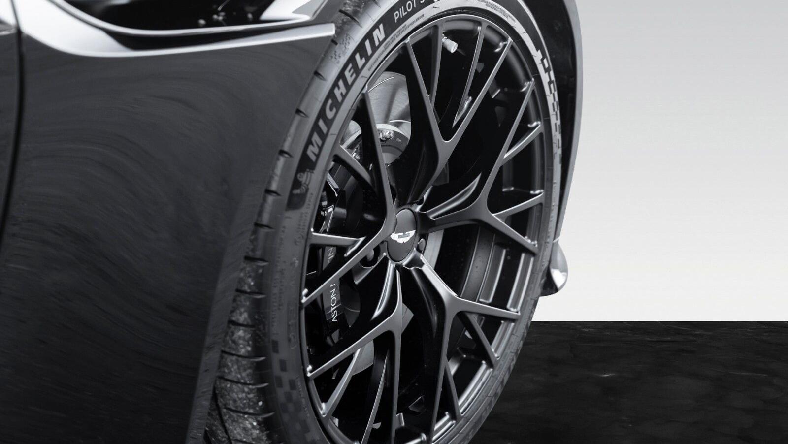 DB12 | Bowers & Wilkins | Int. Carbon