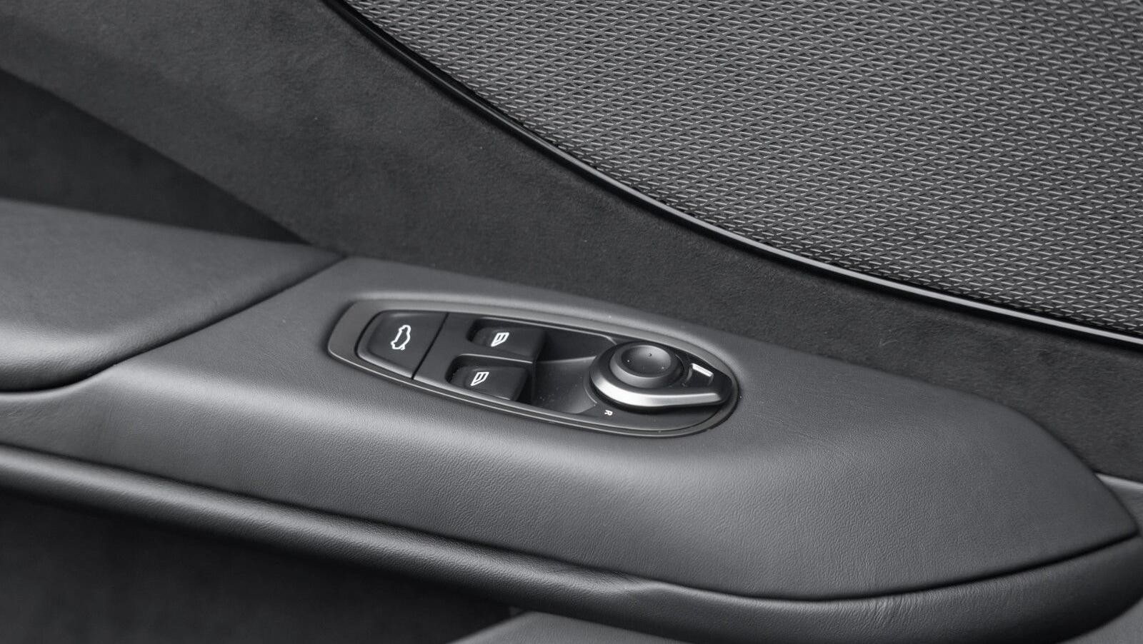 Vantage Roadster MY26 | Titanium Grey